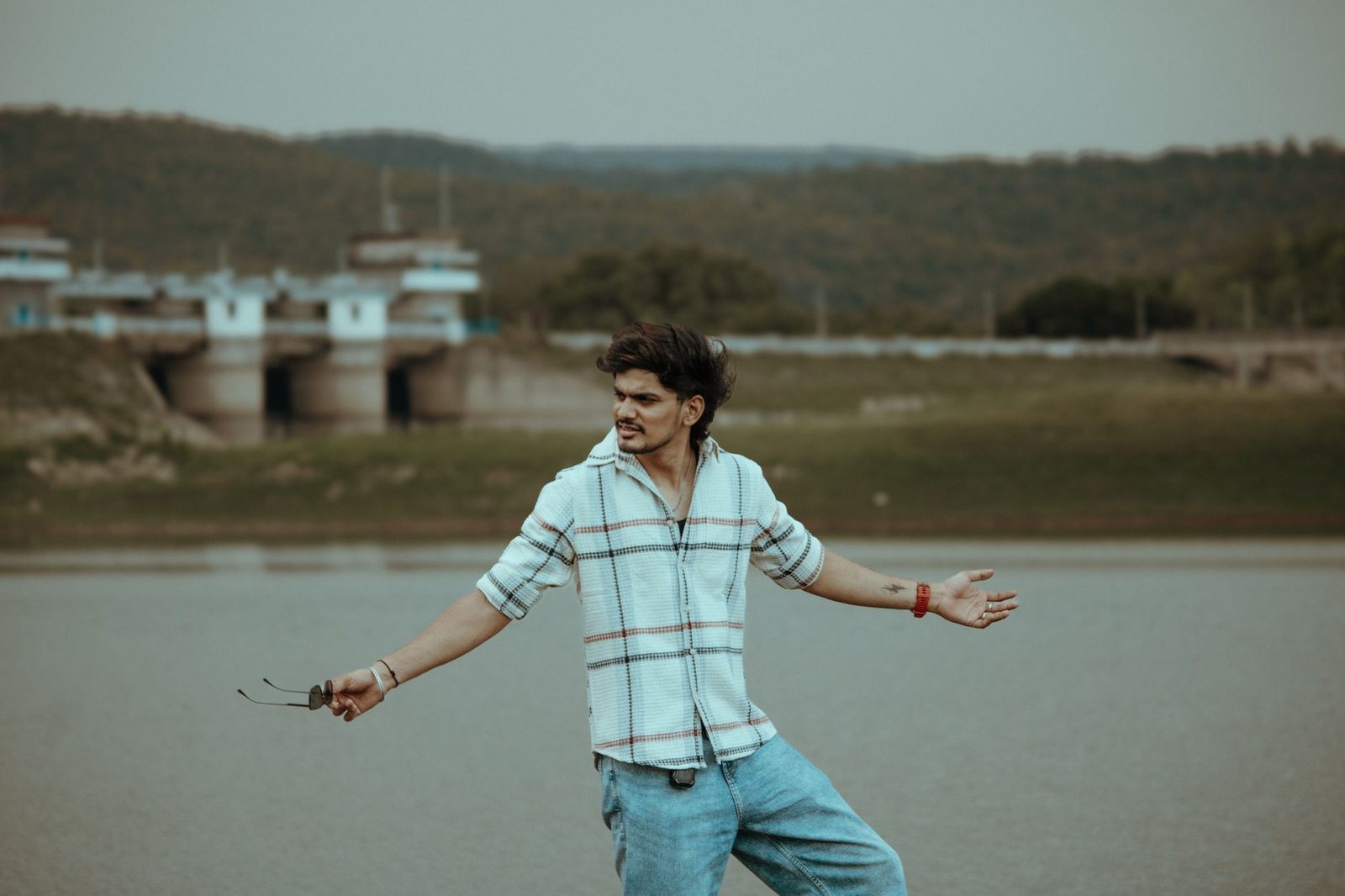 रिल पडली महागात! ३० फुटांवरून धरणात मारली उडी, दोन्ही पाय मोडले, रुग्णवाहिकेतून म्हणाला- पुन्हा कधीही स्टंट