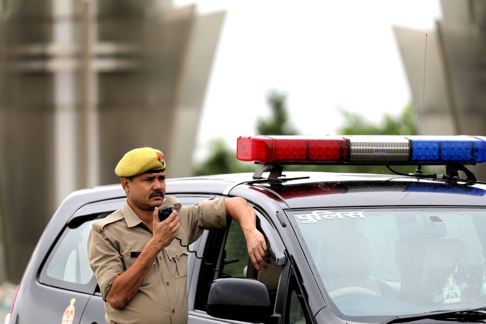 Liquor smuggling by car foiled in Brahmapuri, two held, one flees