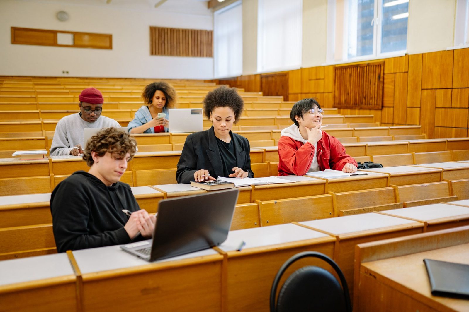Heavy AI use in studies linked to lower test scores, OECD report finds