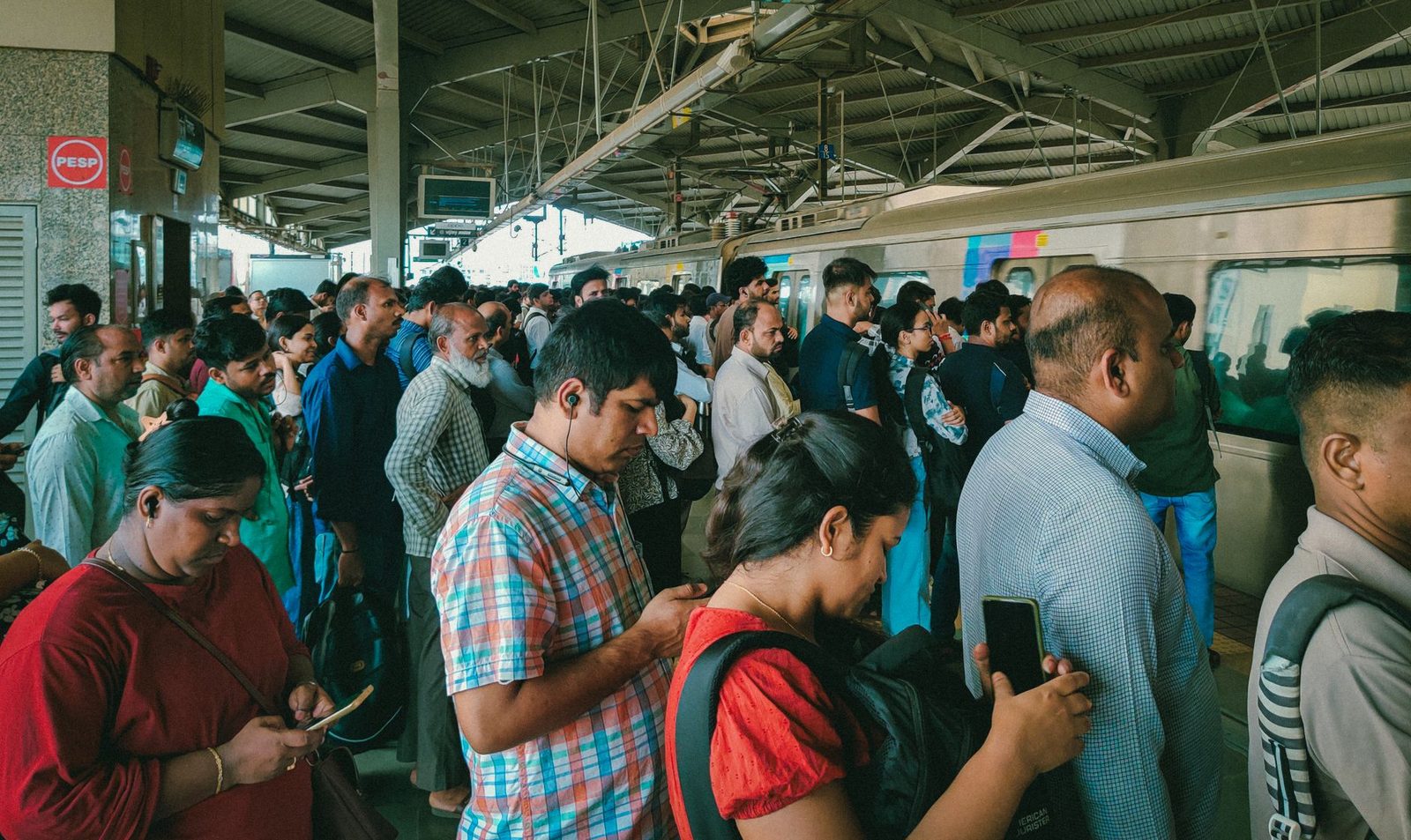 Mumbai local train season pass can now be shared via RailOne app