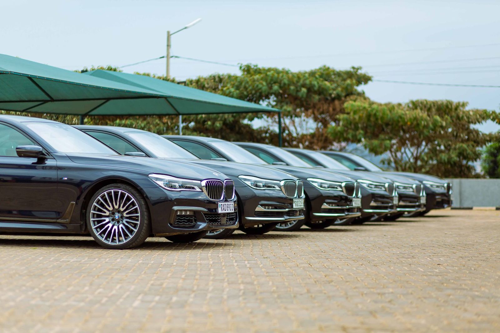 BMW ची पहिली लोकल-मेड इलेक्ट्रिक सेडान i5 लाँग व्हीलबेस भारतात दाखल, किंमत 79.60 लाख रुपयांपासून