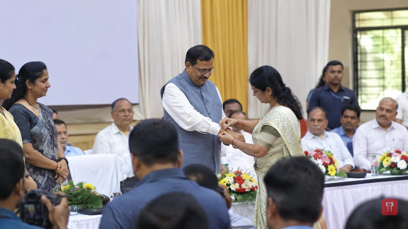 पतीच्या कॅन्सर उपचारासाठी मदत केल्याने सोनाली भुरसे यांनी मुनगंटीवार यांना राखी बांधून आभार मानले