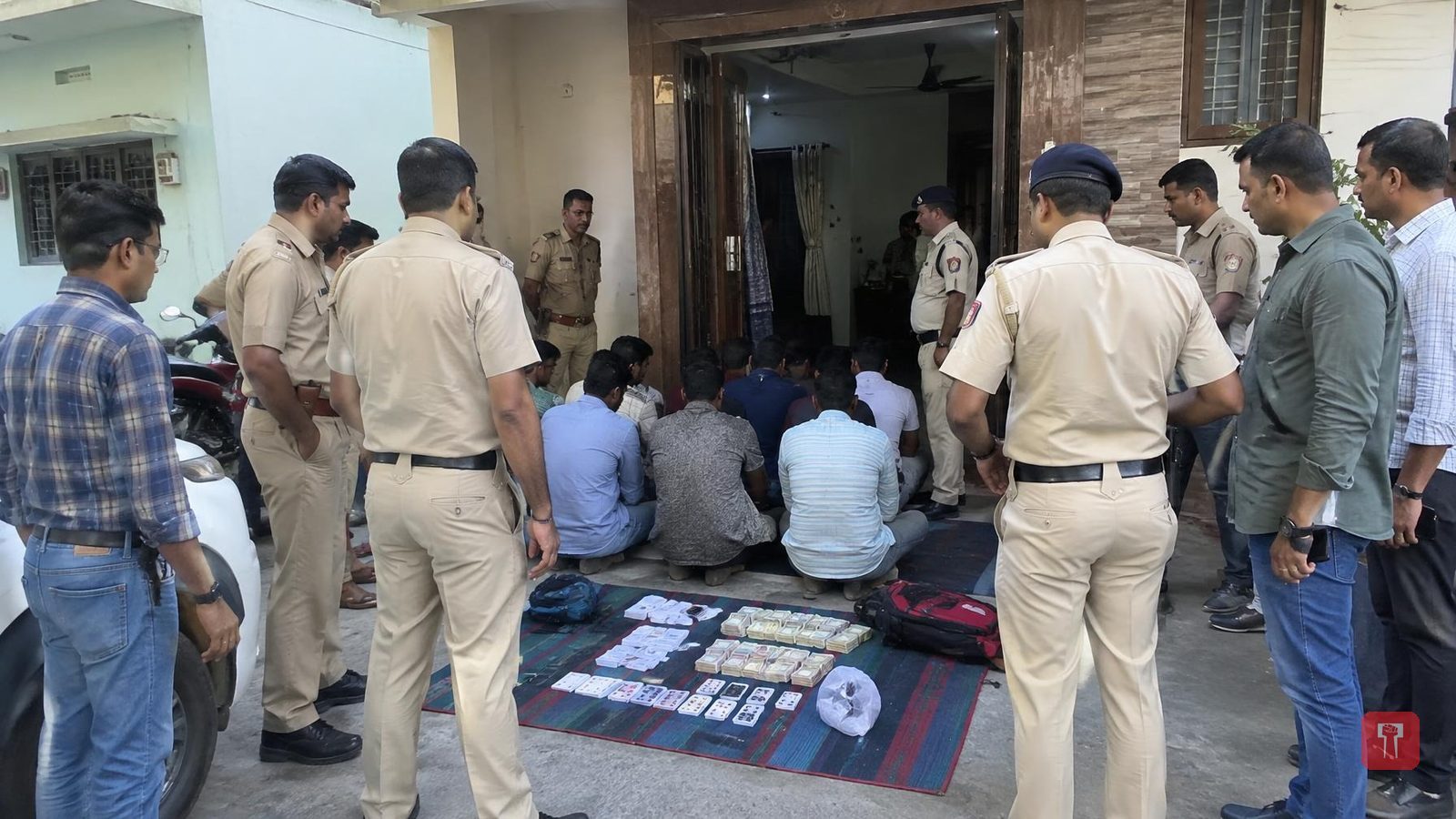 वर्धा शहरात जुगार अड्डयावर धाड, तेरा जणांना अटक, नऊ लाख बारा हजारांचा मुद्देमाल जप्त