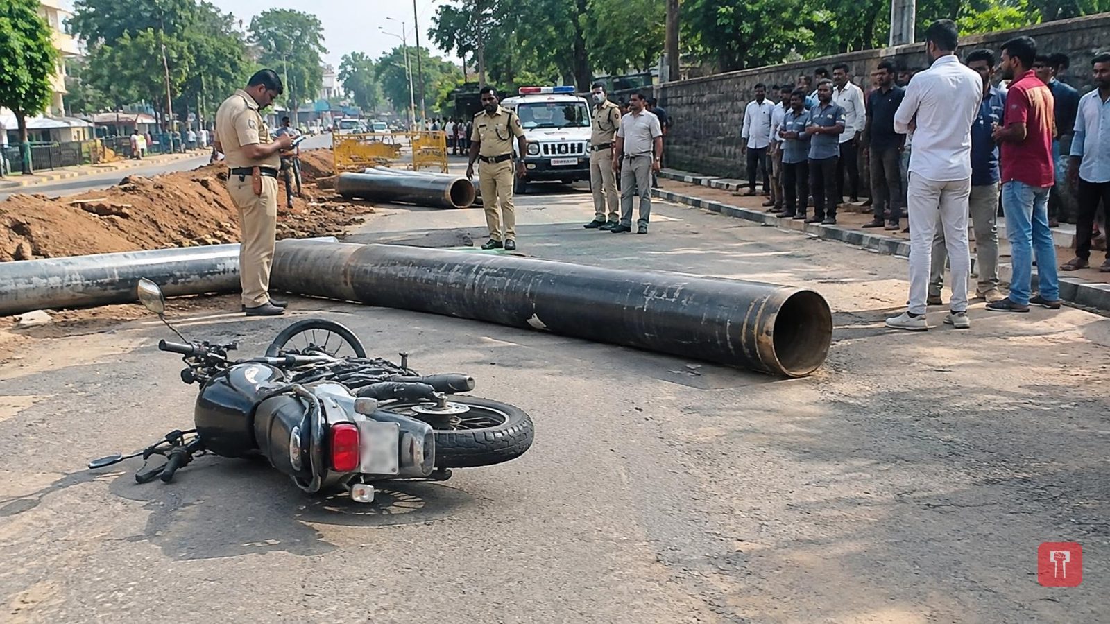 नाशिकमध्ये रस्त्यावरील पाईपला दुचाकी धडकून तरुणाचा मृत्यू; ठेकेदारावर गुन्ह्याची मागणी