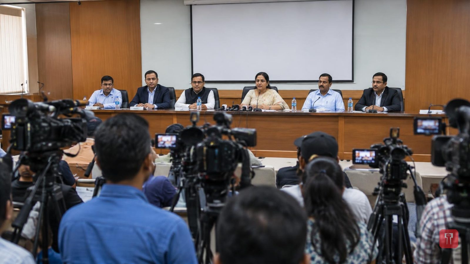 MPSC परीक्षेतील पेपरफुटी रोखण्यासाठी चार टप्प्यांत आमूलाग्र बदल, व्ही. राधा समितीचा निर्णय