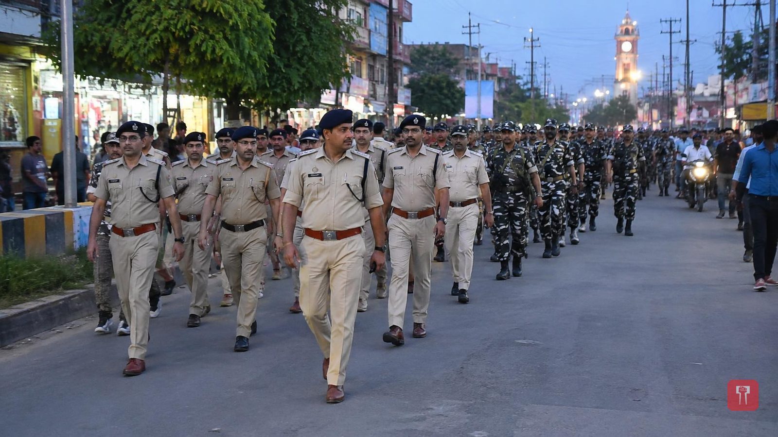 गणेशोत्सवापूर्वी चंद्रपुरात पोलिसांचा रूट मार्च, अधीक्षक आयुष नोपानी यांचे शांततेचे आवाहन