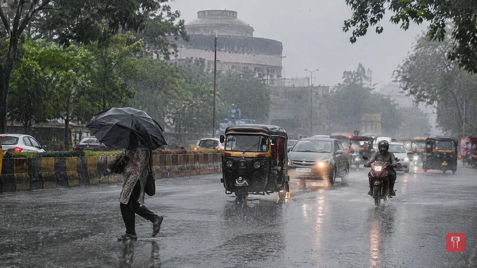 नागपुरात दुपारी अचानक जोरदार पाऊस, पारा ५ अंशांनी घसरला