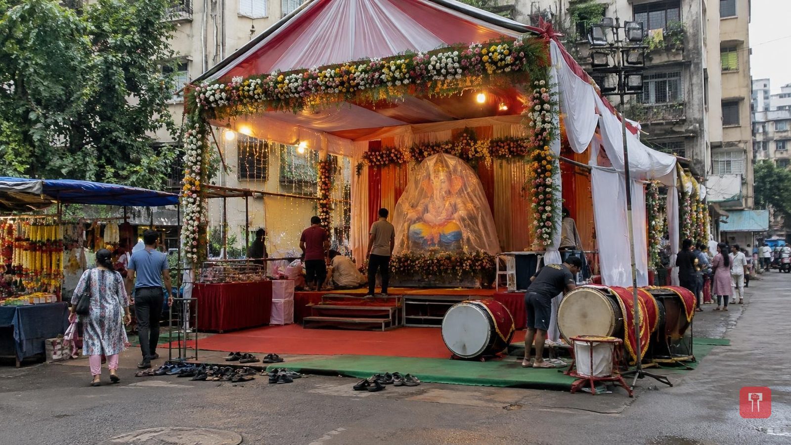 गणेशोत्सवात रंगत आणणारी बॉलिवूडची टॉप 10 गाणी, प्लेलिस्टमध्ये आजच अॅड करा