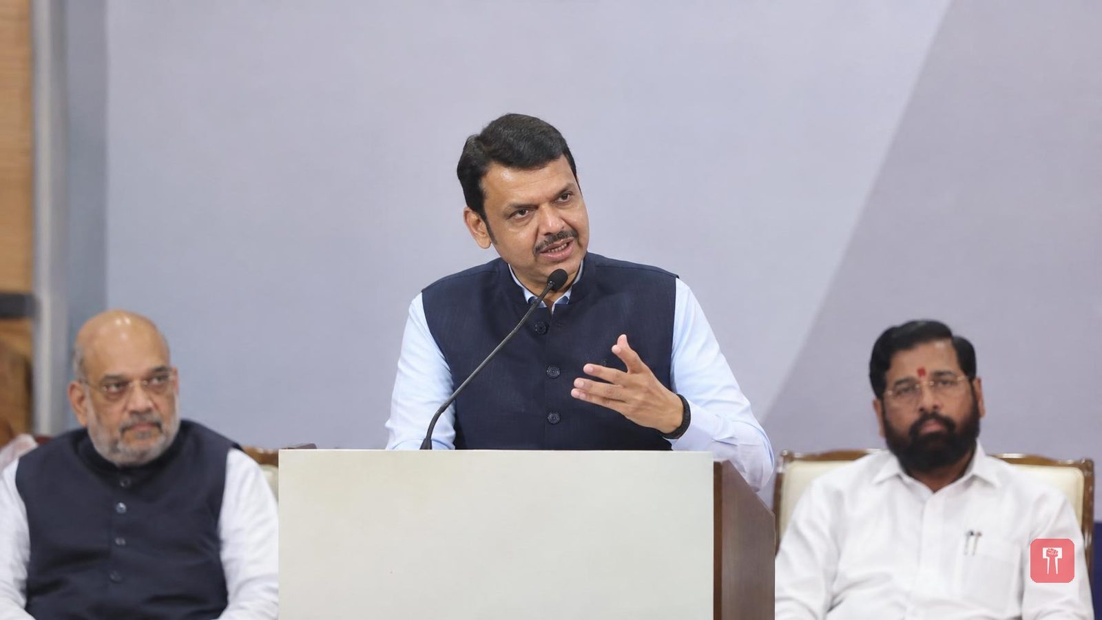 Devendra Fadnavis : 'हिंदी माझी मावशी, मराठी माझी आई,' अमित शाहांसमोर फडणवीसांचं मोठं वक्तव्य