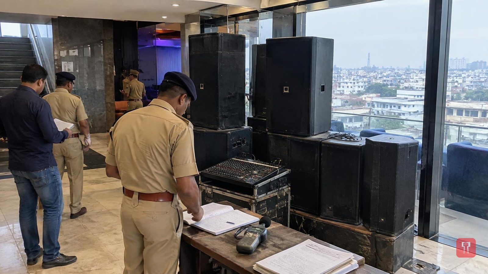 नागपुरात सीपी नांगरे पाटील यांचा वॉर, मंगळवारी बाजारातील हिचकी लाउंजवर मध्यरात्री पोलिसांची धाड