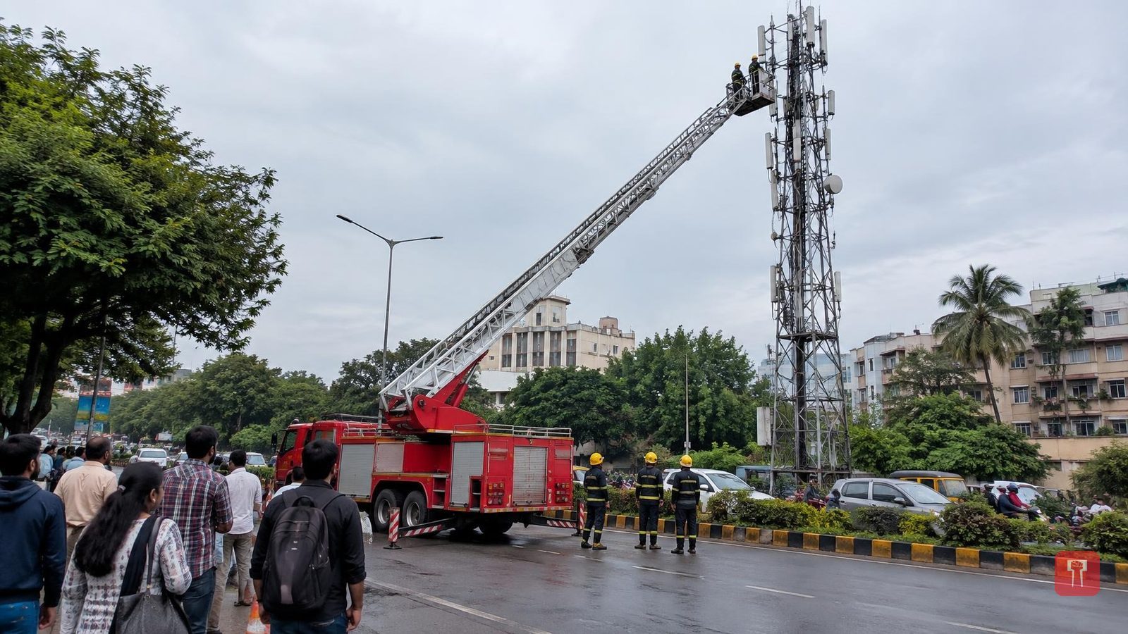 नागपुरात टॉवरवर चढून तरुणाने घातला गोंधळ, अडीच तासांच्या रेस्क्यूनंतर उतरला, नंतर पोलीस स्टेशनमधून फरार
