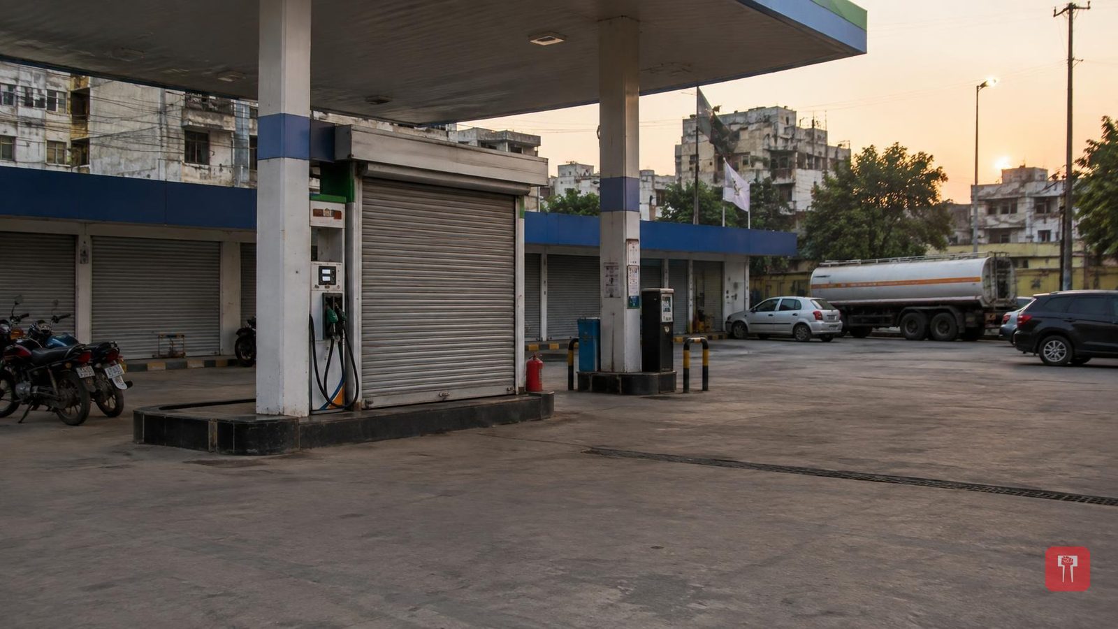 पाकिस्तानात इंधन टंचाई तीव्र, संध्याकाळी 8 नंतर दुकानं बंद ठेवण्याचा सरकारचा विचार