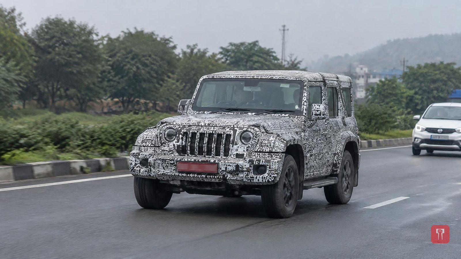 2026 Mahindra Thar फेसलिफ्ट टेस्टिंगमध्ये स्पॉट, थार रॉक्ससारखे एक्सटीरियर फीचर्स लीक