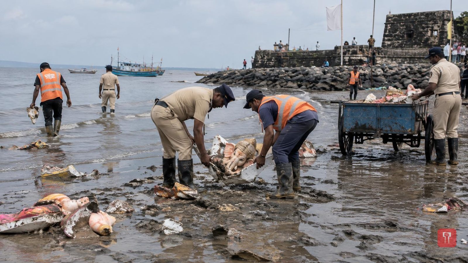 विसर्जन व्यवस्थापनावर प्रश्नचिन्ह; वसई किनाऱ्यावर गणेशमूर्तींची विटंबना, पालिका-पोलिसांची धावपळ