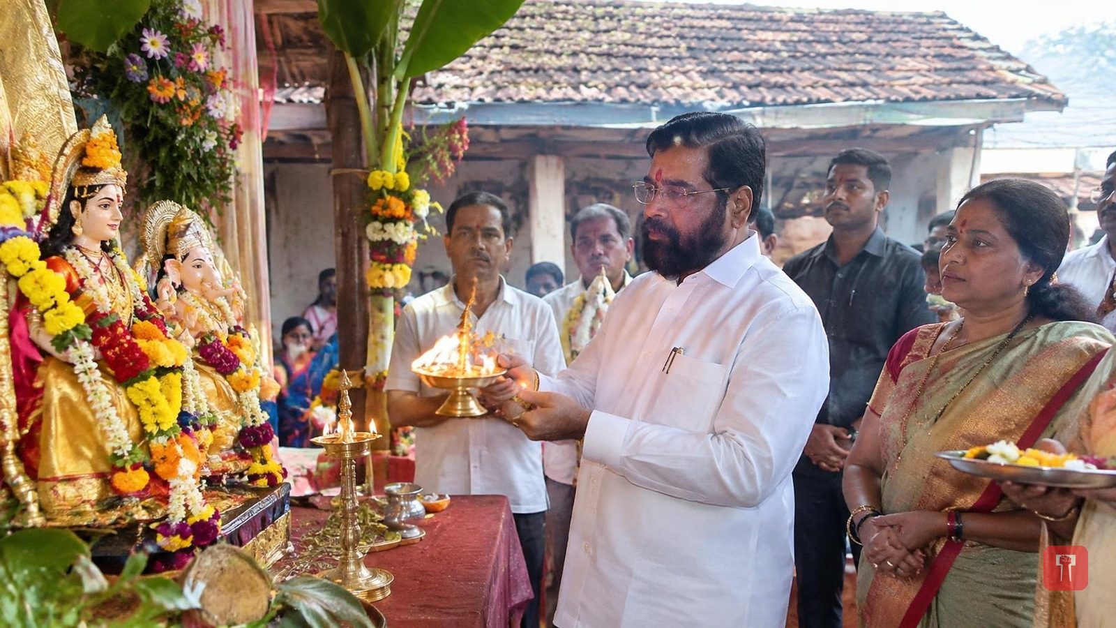 उपमुख्यमंत्री एकनाथ शिंदेंच्या गावच्या घरी गौराईचे आगमन