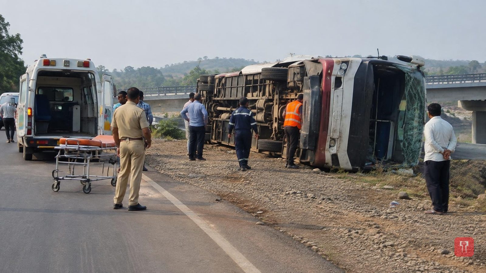 स्टिअरिंग जाम झाल्याने बस उलटली; अपघातात 7 प्रवासी गंभीर, 31 जणांना किरकोळ दुखापत