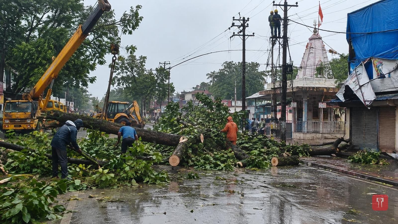 सावनेर में बारिश-तूफान के बीच बिजली गिरने और पेड़ गिरने से दो रिश्तेदार भाइयों की मौत
