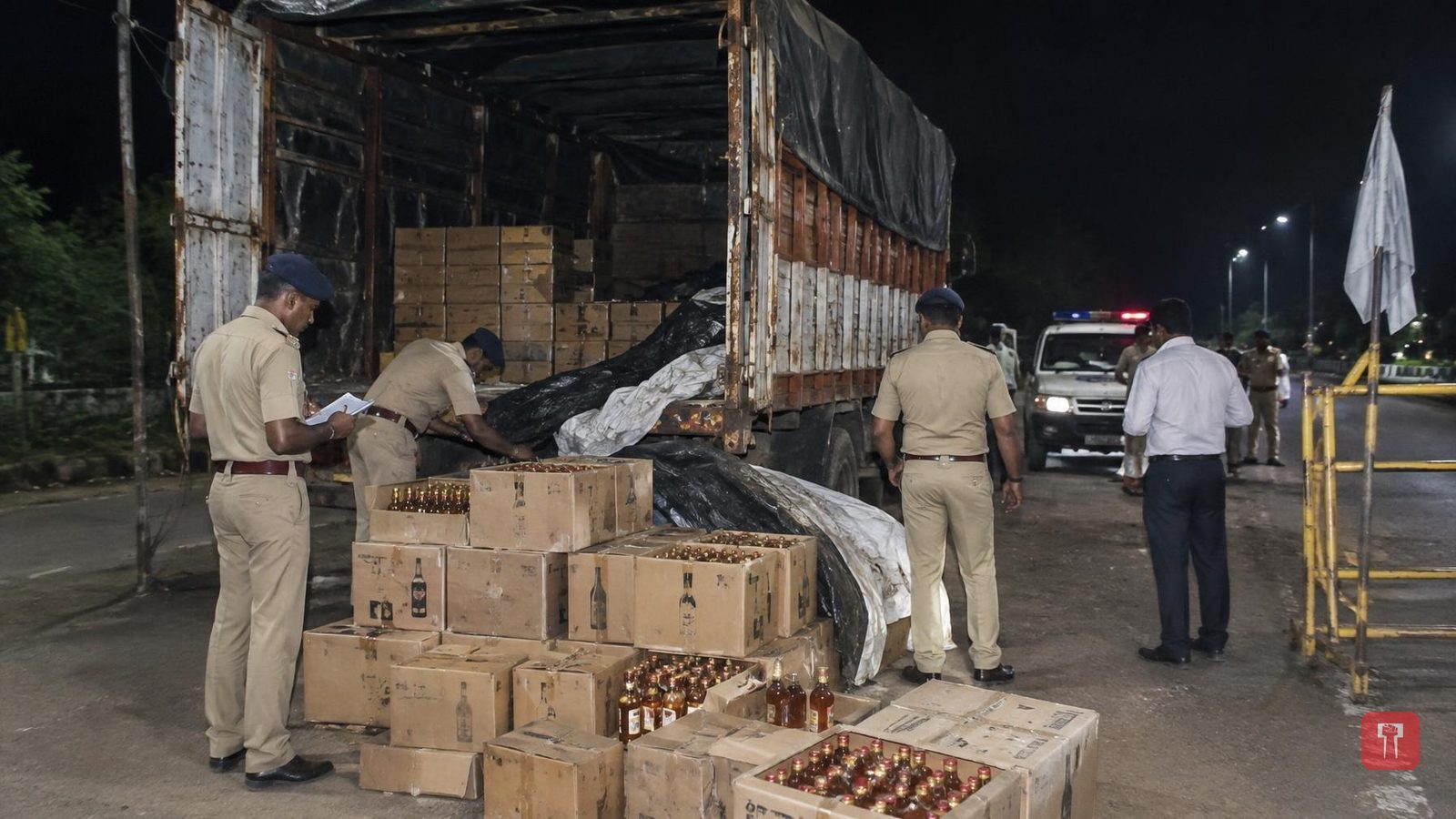 नागपुर: वाडी में ट्रक से 39 हजार नकली देसी शराब की बॉटल जब्त, ड्राइवर गिरफ्तार