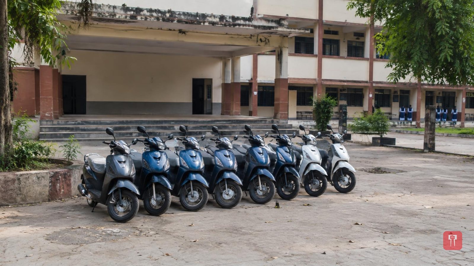 मध्य प्रदेश में 7,400 से ज्यादा टॉपर छात्रों को स्कूटी, इलेक्ट्रिक स्कूटर पर 1.20 लाख रुपये की मदद