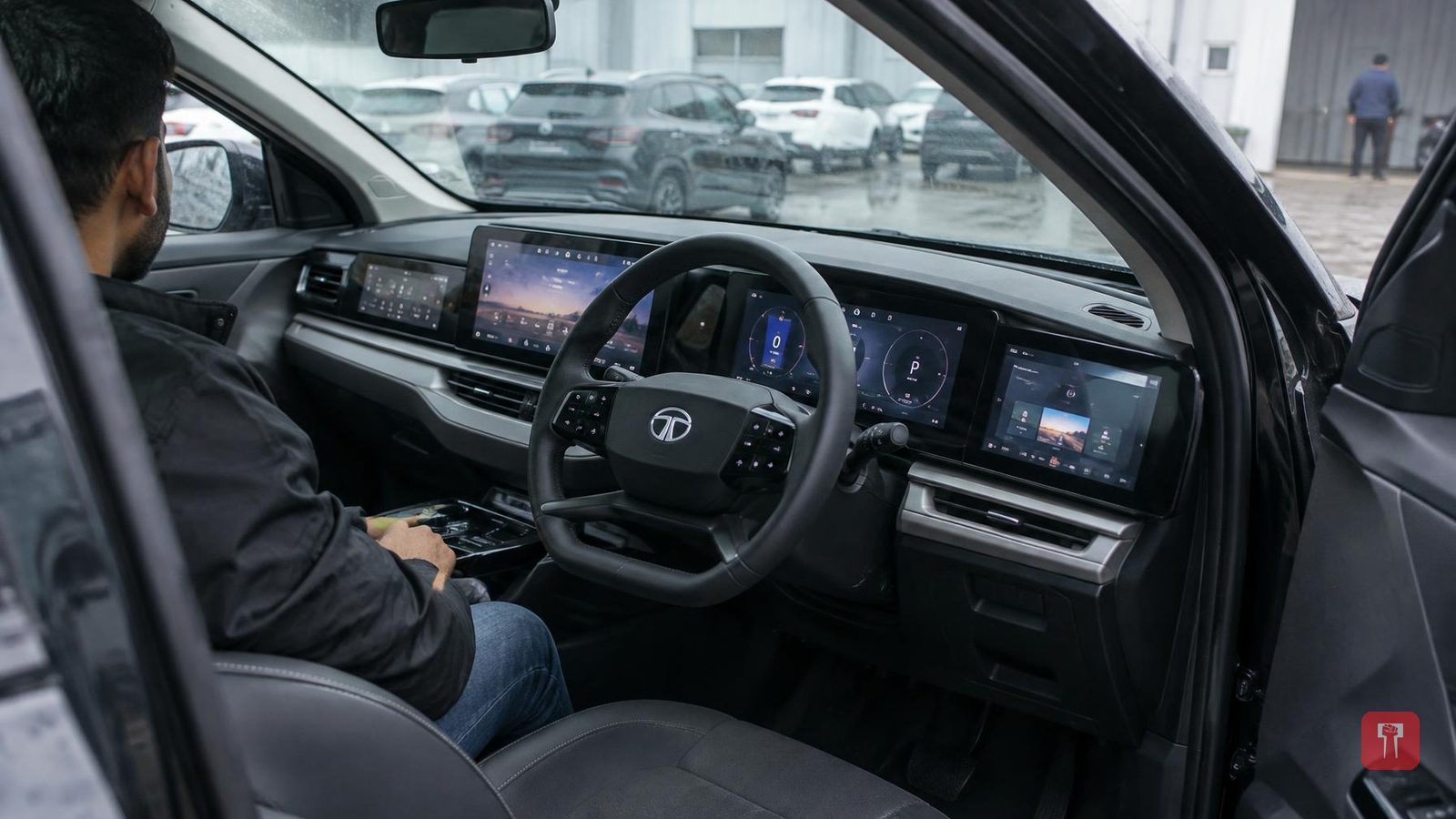 टाटा सफारी EV मध्ये मिळणार Triple-Screen डॅशबोर्ड; 65 आणि 75 kWh बॅटरीचा पर्याय