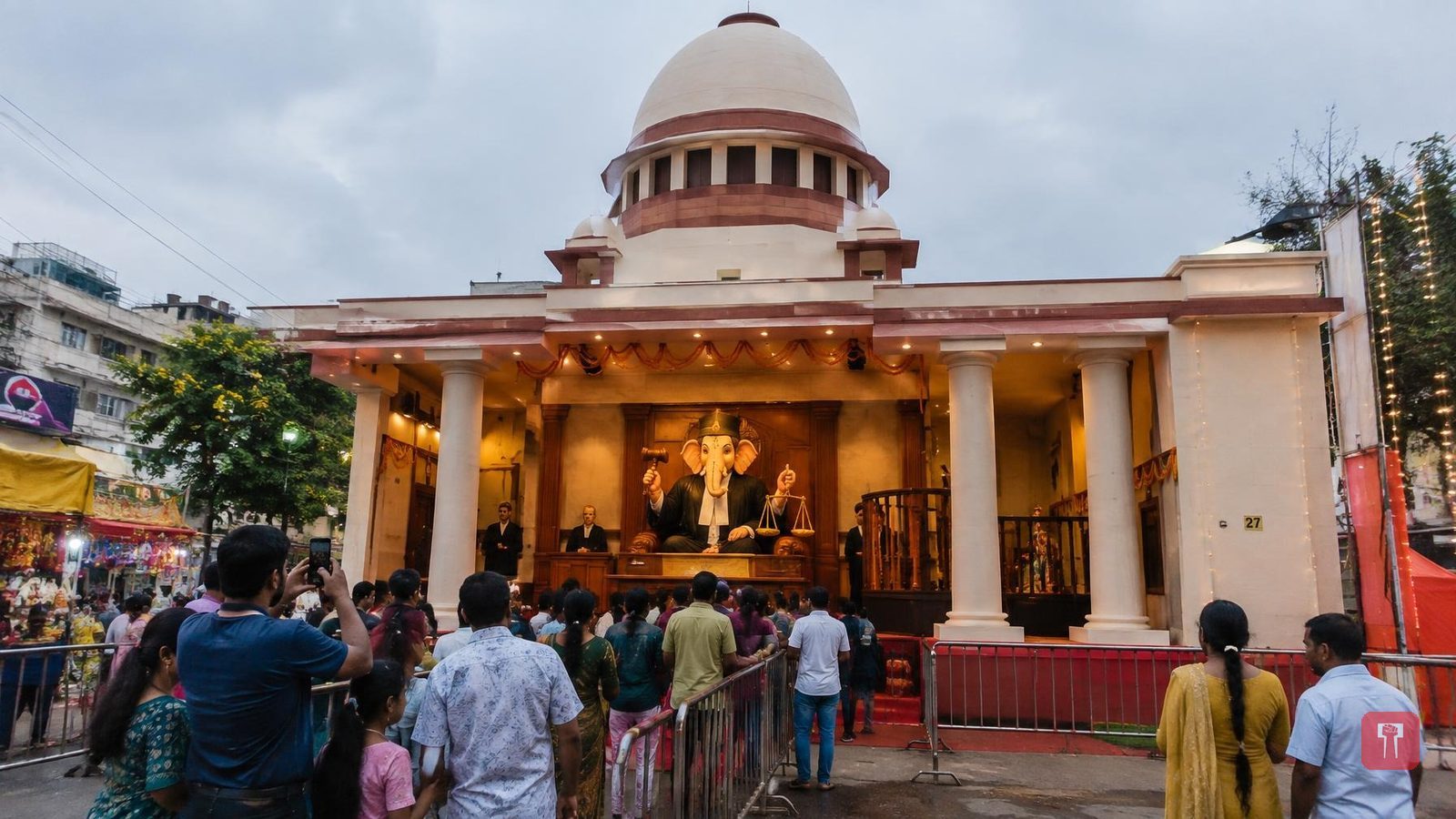 'सुप्रीम कोर्ट' थीमवर गणपतीचा अनोखा दरबार; 'न्यायमूर्ती गणराया' देत आहेत दर्शन, व्हिडिओ व्हायरल