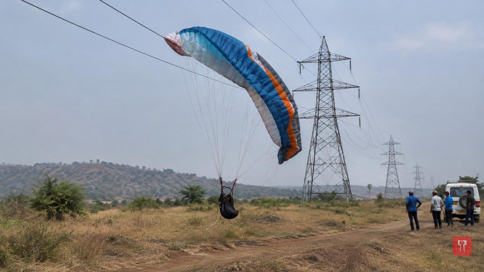 पॅराग्लायडर हाय व्होल्टेज तारेला धडकून हवेतच आगीचा गोळा, थरारक व्हिडिओ व्हायरल