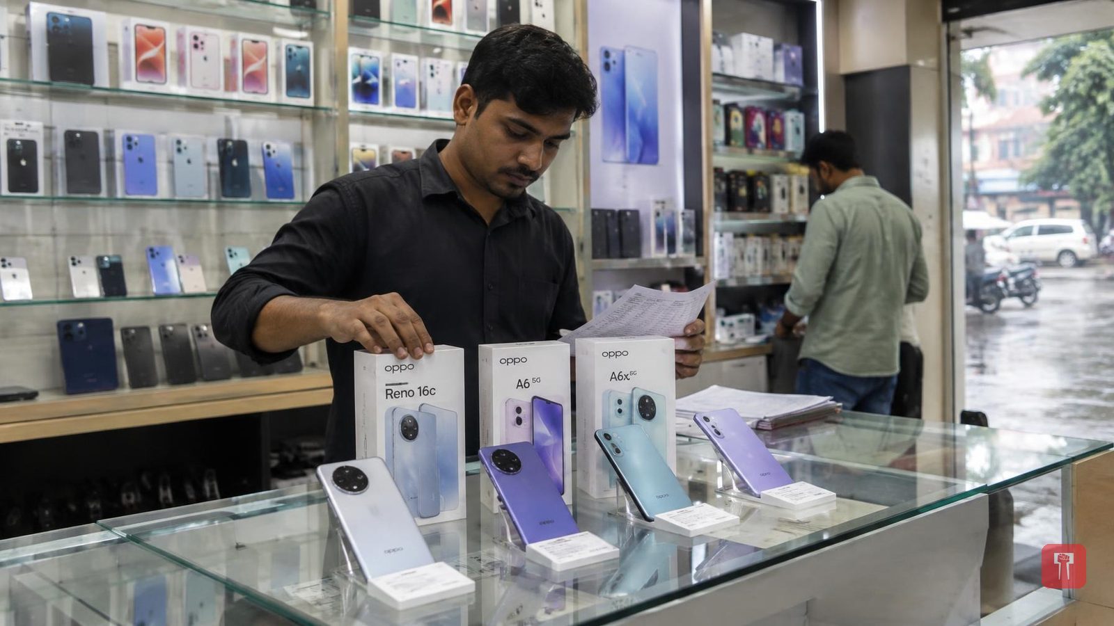 Oppo ग्राहकांना पुन्हा झटका! कंपनीने वाढवल्या स्मार्टफोन्सच्या किंमती, जाणून घ्या नवीन दर