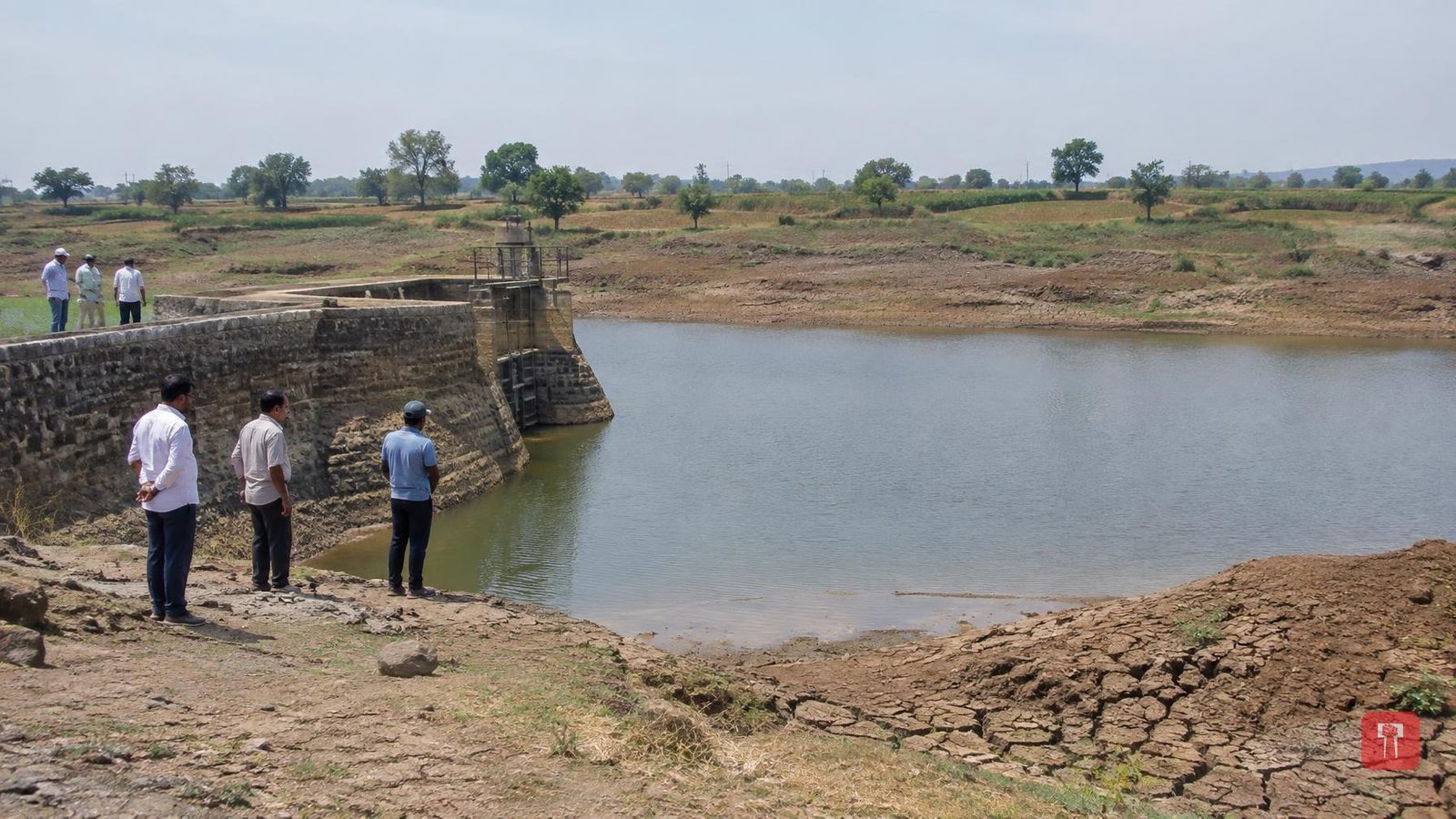 दुष्काळात सिमेंट रस्ते नकोत, पाणी अडवा! महसूलमंत्री बावनकुळे यांचे अधिकाऱ्यांना निर्देश
