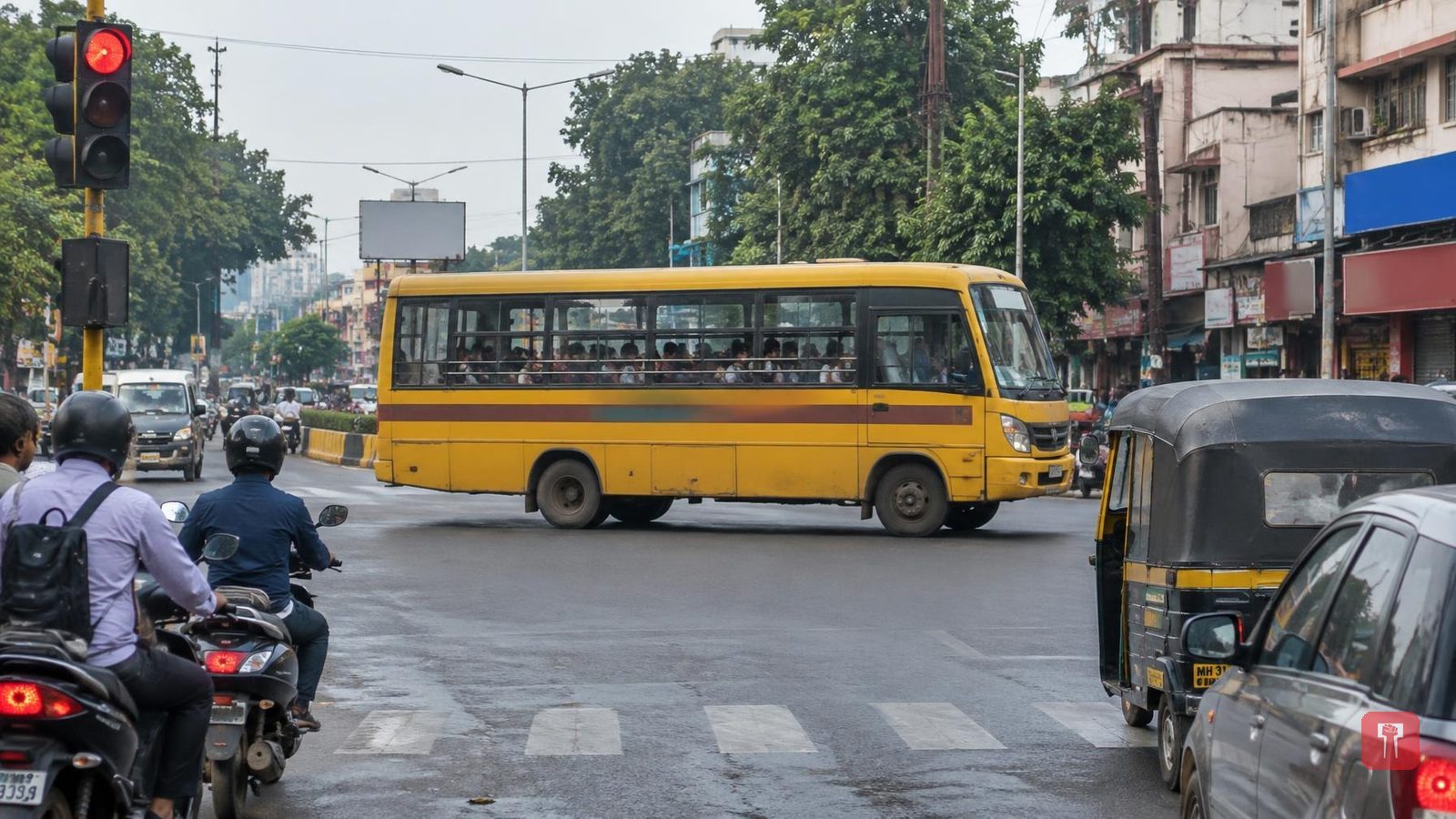 नागपुर: स्कूल बस चालक रेड सिग्नल और रॉन्ग साइड चलाकर बच्चों की जान डाल रहे खतरे में