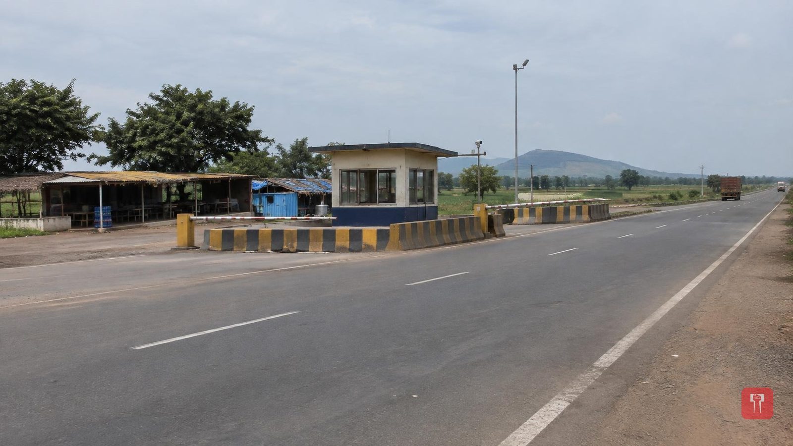 Truckers block Nagpur-Jabalpur highway after driver allegedly beaten at Kandri post