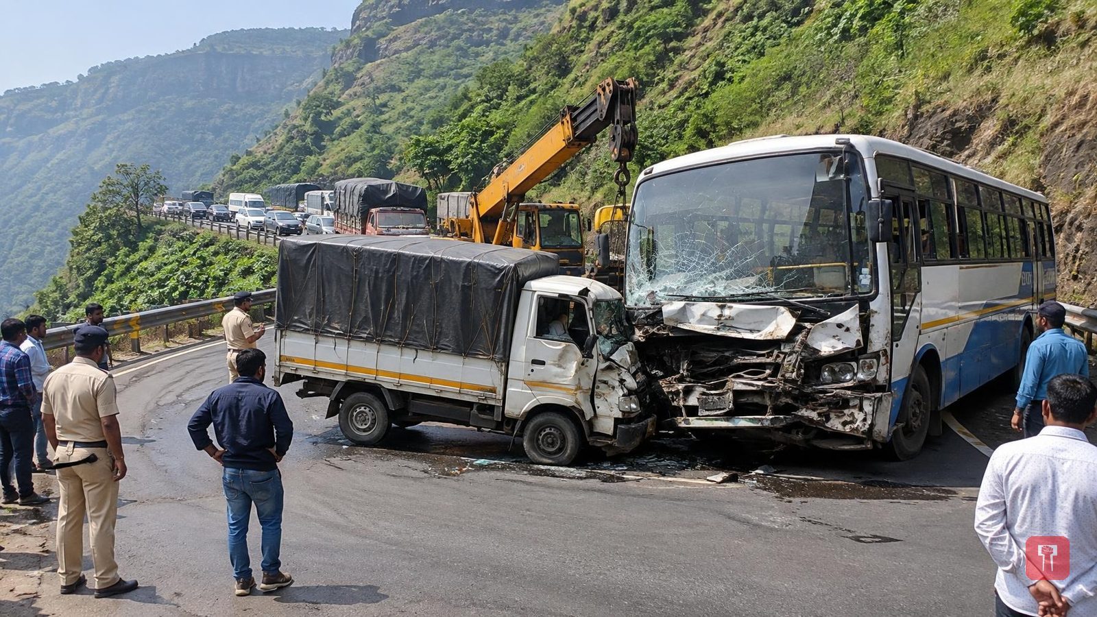माळशेज घाटात एसटी बस आणि आयशर टेम्पोची समोरासमोर धडक, चार जण जखमी