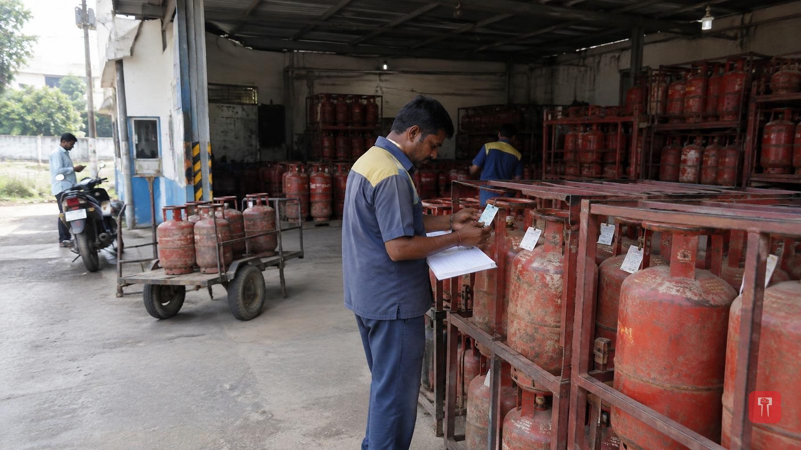 LPG connections fall as unlinked accounts face e-KYC deadline, new links on hold
