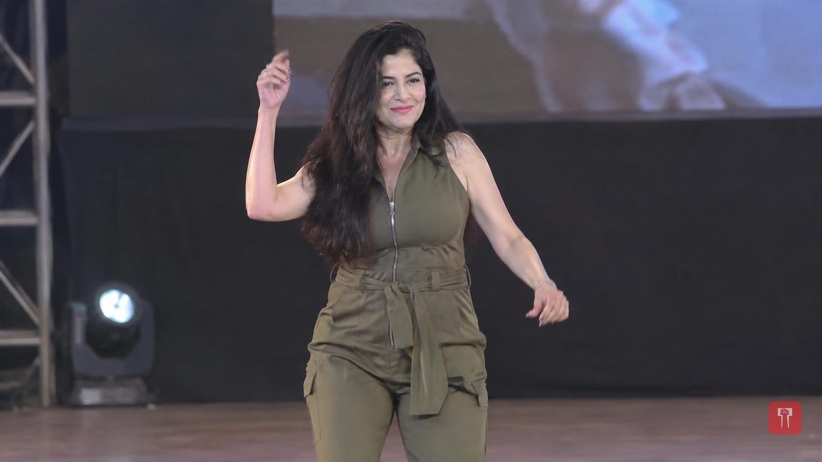 Mamta Kulkarni dances in jumpsuit on stage in Jaipur to Karan Arjun song