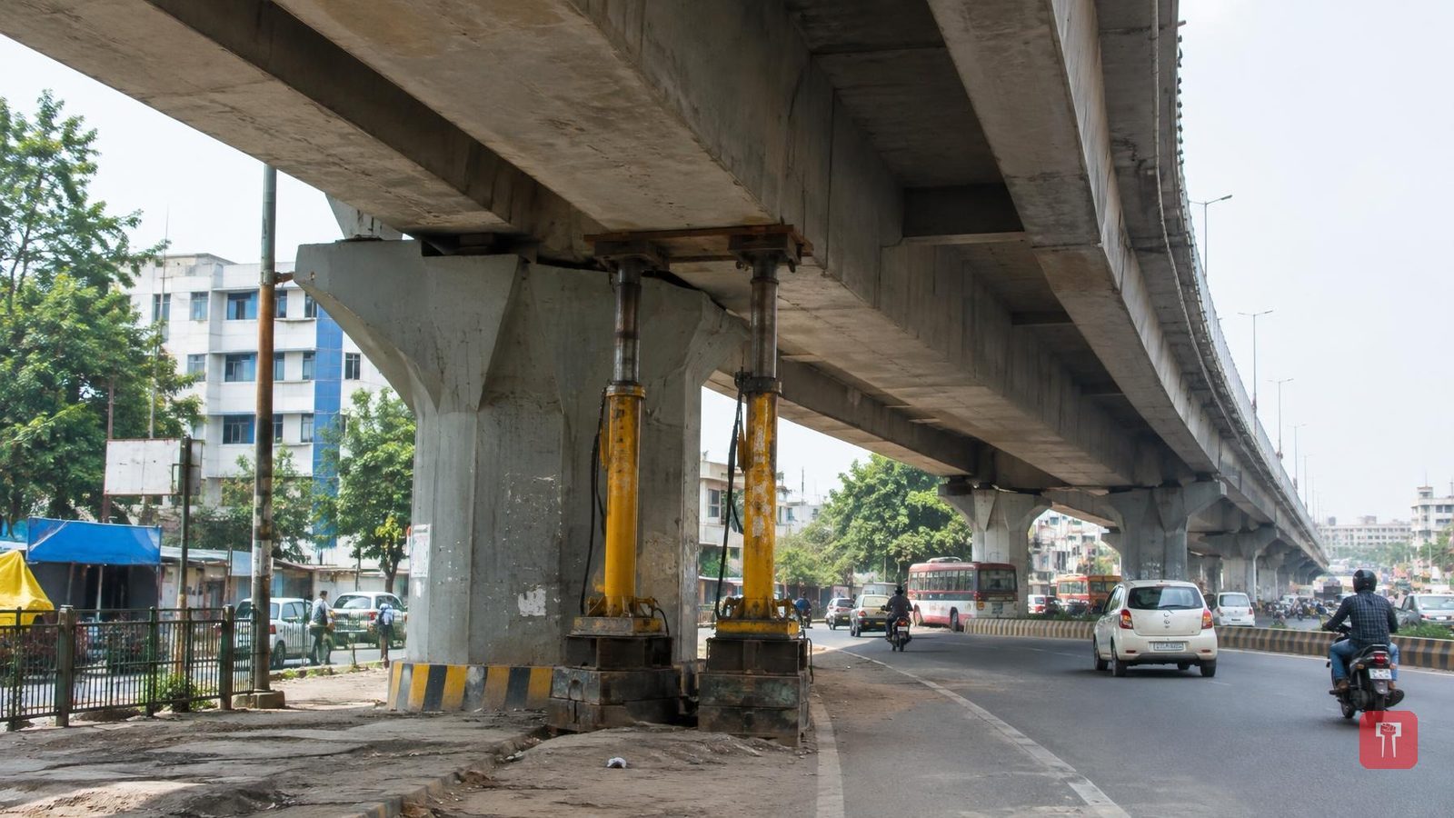 Two jacks installed under Nagpur's Hedgewar flyover, raising safety concerns