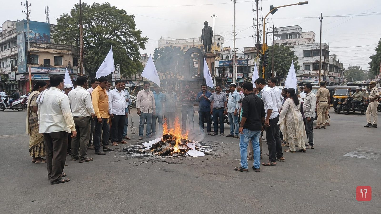 ७३ वर्षे जुन्या नागपूर कराराविरोधात पुन्हा संताप, विदर्भ राज्य आंदोलन समितीने केली कराराची होळी