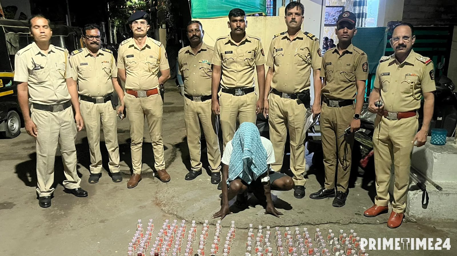 घर से शराब बेचते मिला अपराधी