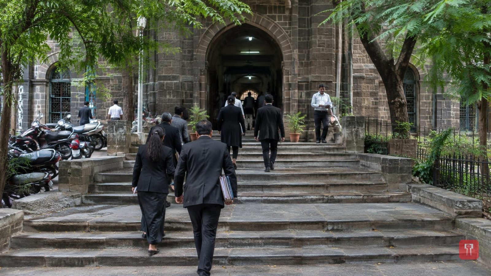बनावट सहीचा गैरव्यवहार: शिक्षिका आणि व्यावसायिकाचा अटकपूर्व जामीन पुण्यात फेटाळला