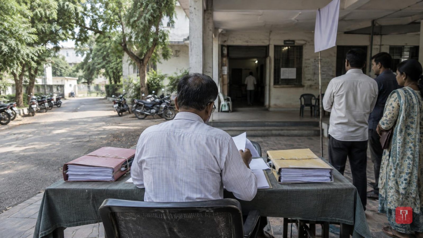 अमरावती शिक्षक मतदारसंघात श्रीकांत देशपांडेंचे दोन अर्ज, महायुतीत कलहाची ठिणगी