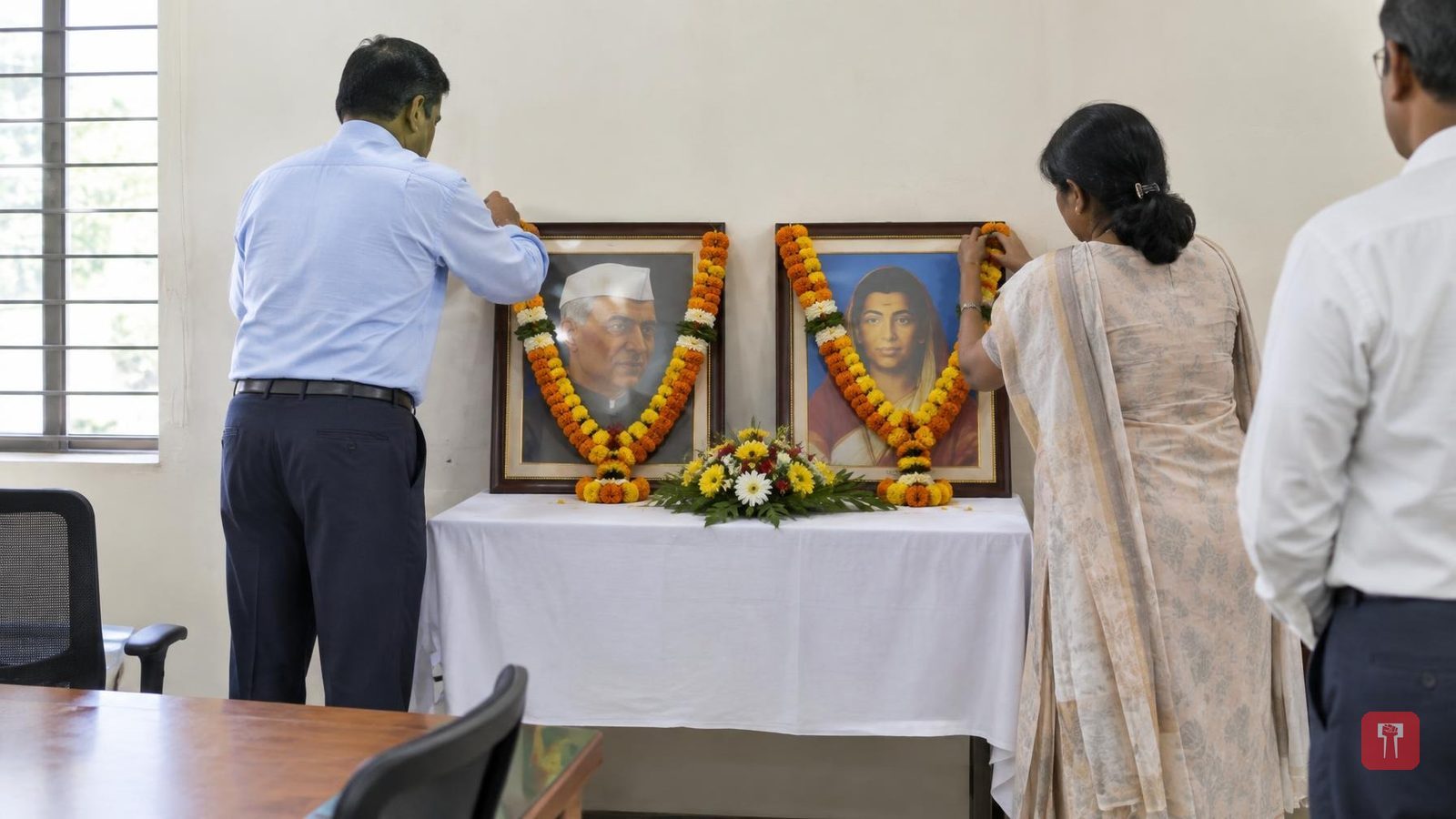 देवळी तहसील कार्यालयात महात्मा गांधी आणि लालबहादूर शास्त्री यांची जयंती साजरी