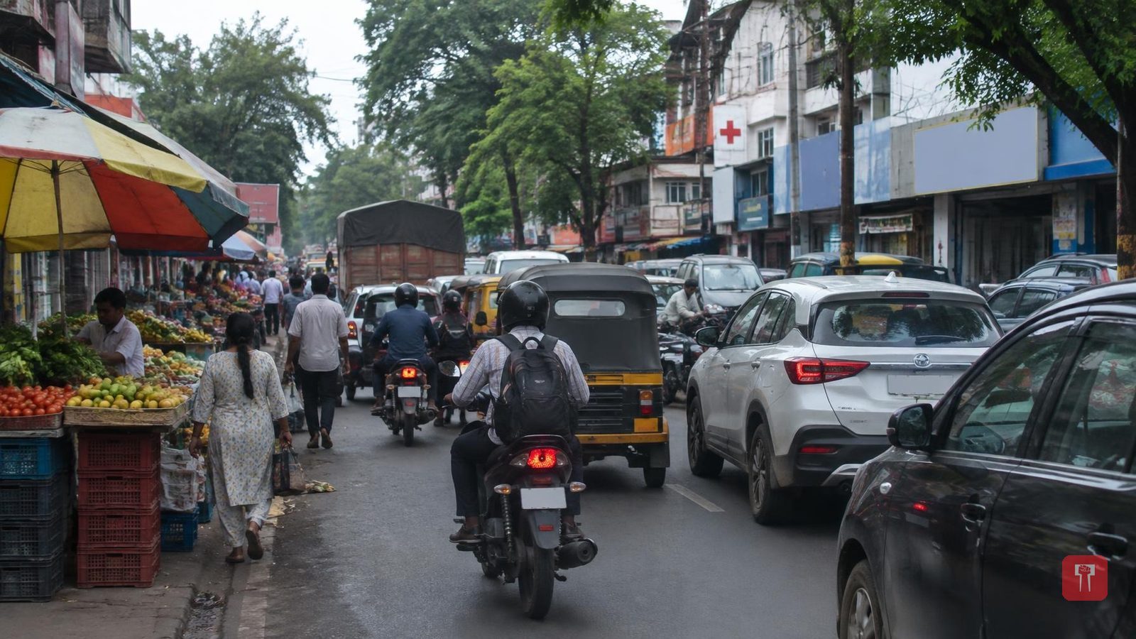 नागपूरच्या फरस चौक ते गोधनी रोडवर दुहेरी अतिक्रमण, वाहने रांगत चालली; कडक कारवाई कागदावरच