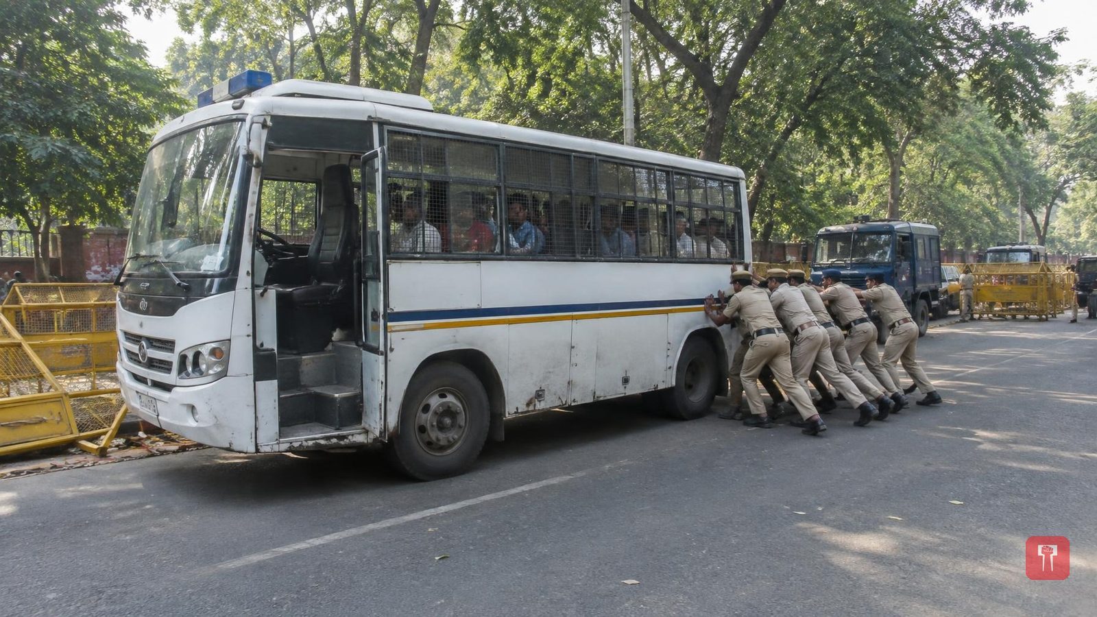 Woman takes key of police bus at Jantar Mantar, cops push it after protest against CEC