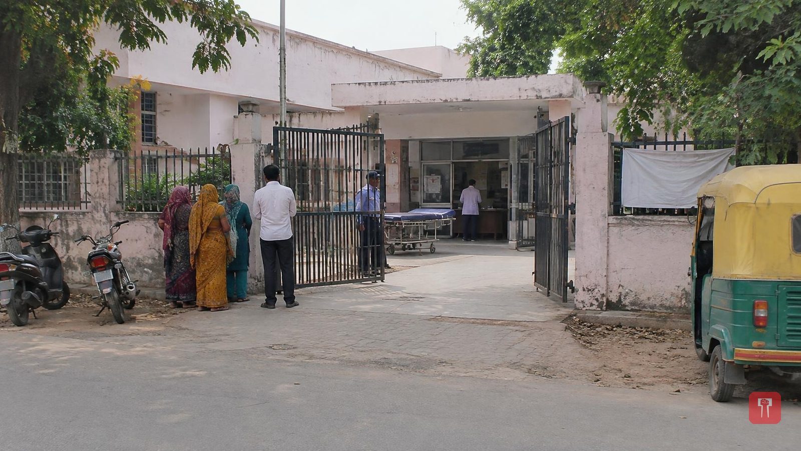 Woman delivers baby on road outside Raebareli women's hospital; family alleges Rs 10,000 demand
