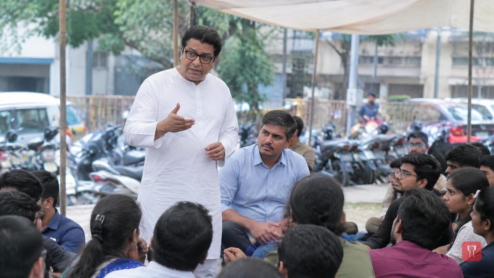 एमपीएससी आंदोलनस्थळी राज ठाकरे: विद्यार्थ्यांना पाठिंबा, ७० हजार पदभरती होणार नसल्याचे वक्तव्य