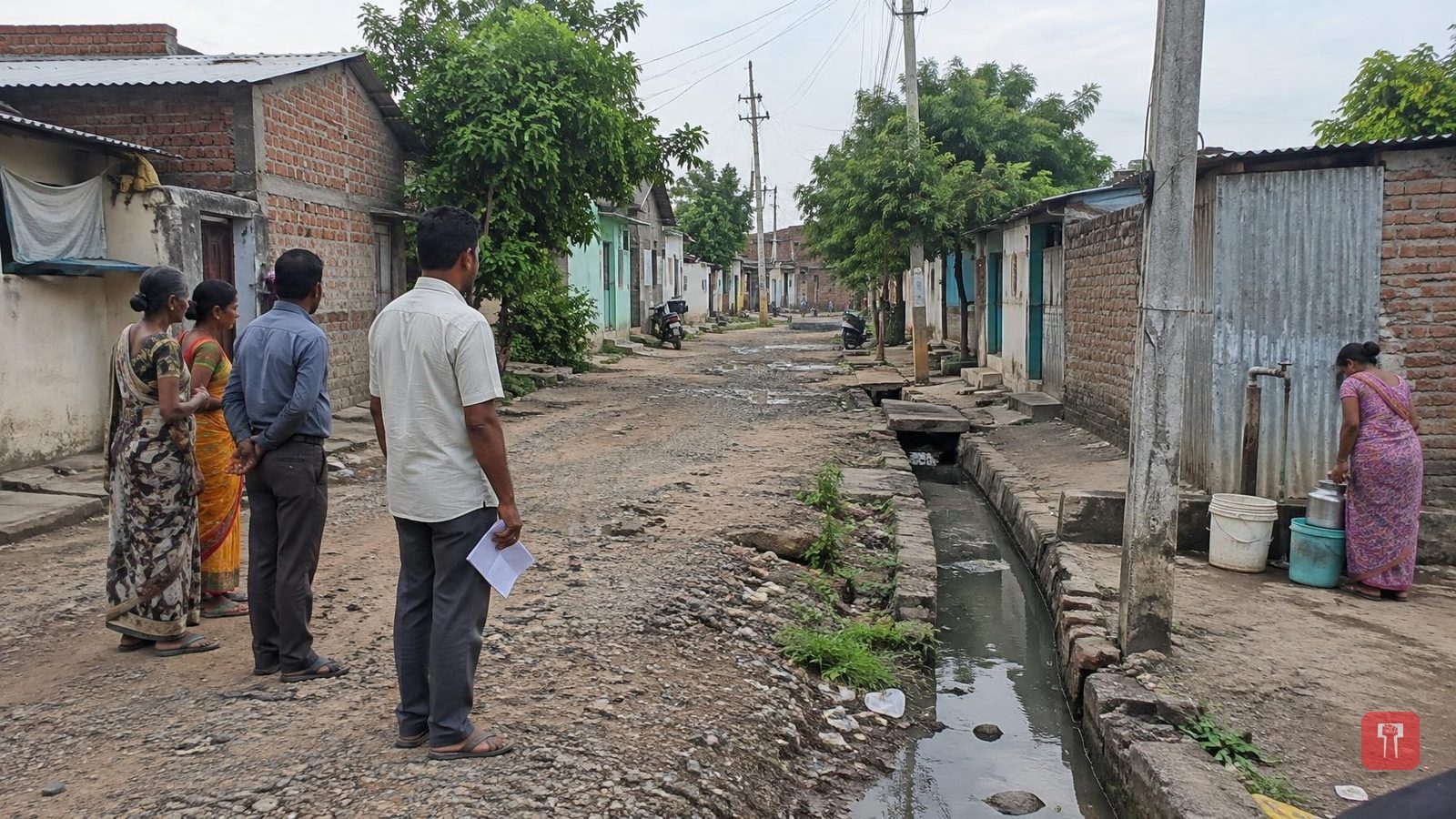 Gadchandur residents from six localities seek roads, drains, water and power from civic body