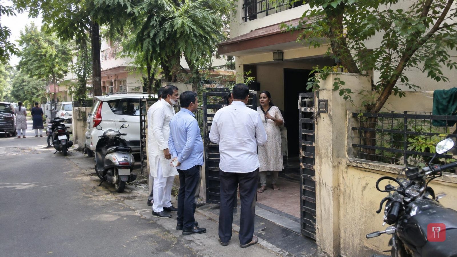 BJP state chief Ravindra Chavan visits rebel Anil Sole's home over Nagpur graduates' seat; family hits out