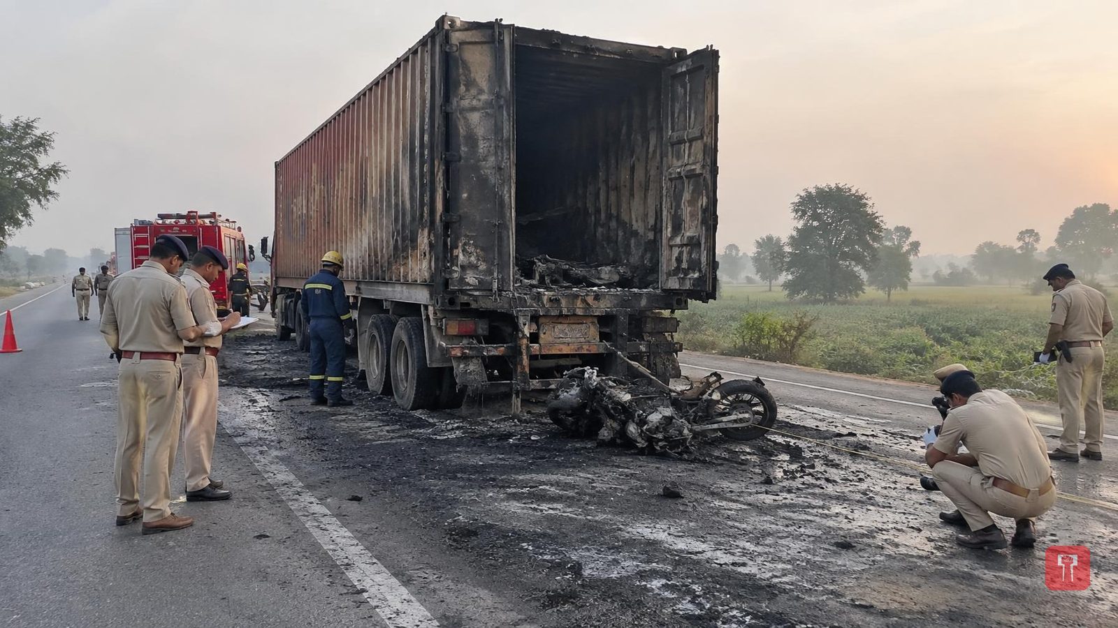 मैनपुरी में कंटेनर की टक्कर, बाइक 3 किमी घिसटी; मां और दो बेटियों की मौत