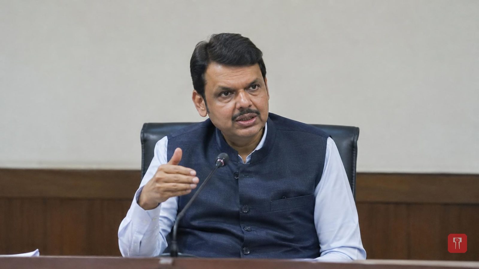 फडणवीस का आरोप: संविधान हाथ में लेकर संस्थाओं पर से भरोसा उठाने की कोशिश