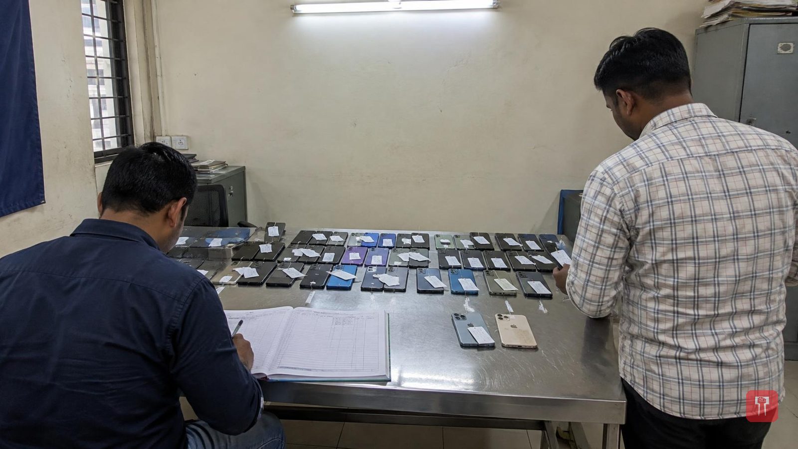 सायबर फसवणुकीतून महागडे मोबाइल घेणारी टोळी एलटी मार्ग पोलिसांकडून जेरबंद, दोघांना अटक