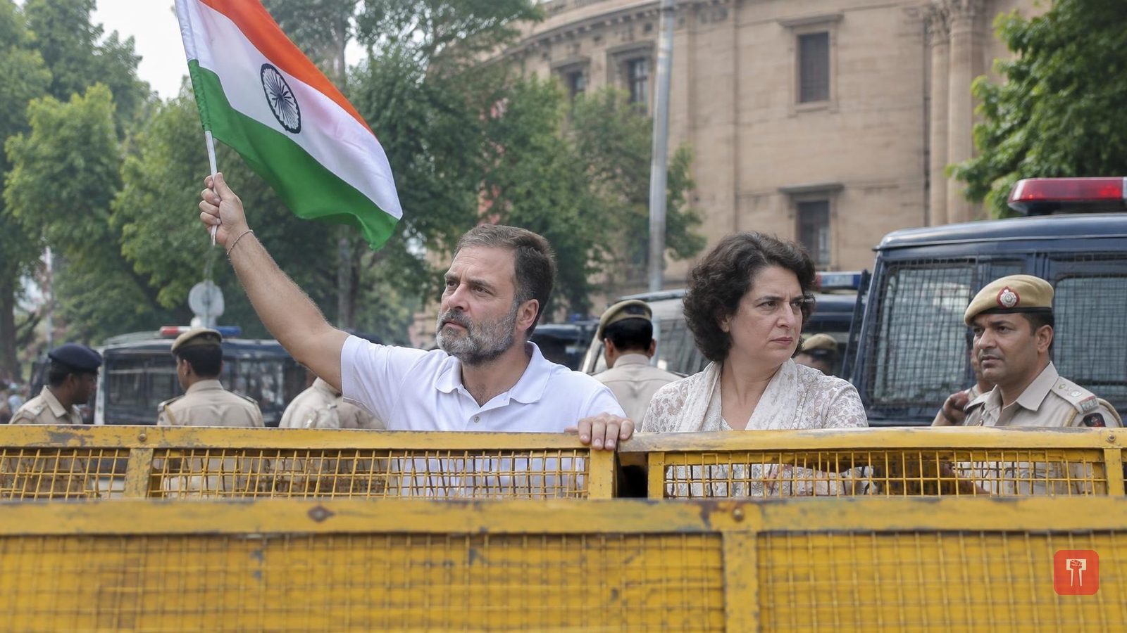 आयोग दफ्तर जाते वक्त रोके गए राहुल गांधी, 8 घंटे धरने के बाद प्रियंका समेत हिरासत में